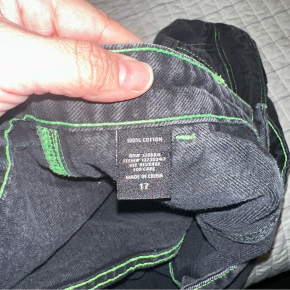 Hot Topic Denim High Rise Carpenter Size 17 Black with Green stitching - Picture 5 of 9
